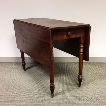 Late Federal Mahogany One-drawer Drop-leaf Table