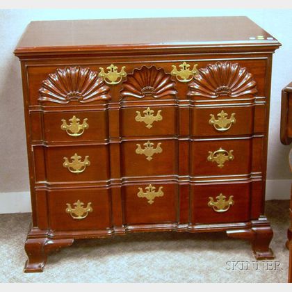Newport Chippendale-style Shell-carved Mahogany Block-front Four-Drawer Chest