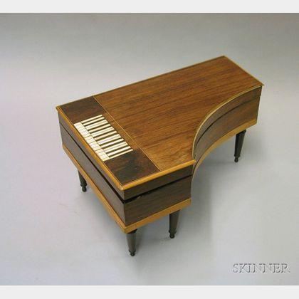 Empire Piano-Form Musical Piano Necessaire