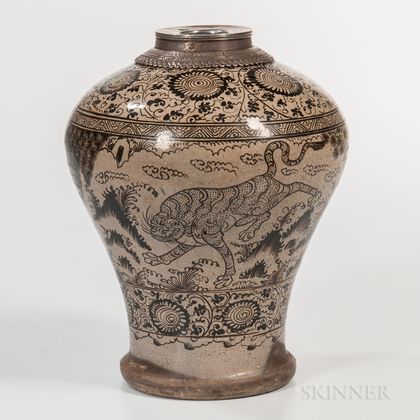 Cizhou-painted Stoneware "Tiger and Deer" Meiping 